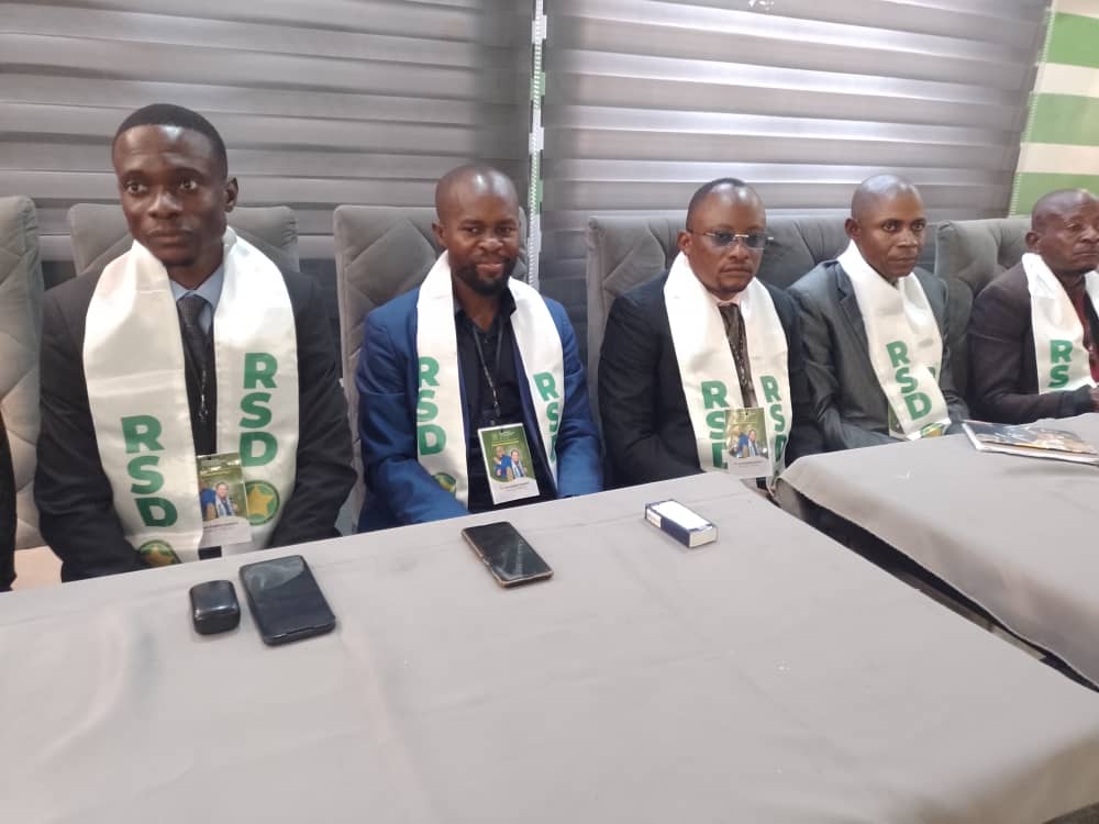 JKengimbo's tweet photo. Le Président National a *demandé au Chef de l’État, Son Excellence Félix-Antoine Tshisekedi Tshilombo*, de bien vouloir envisager une *mesure de clémence* envers *Me Constant Mutamba*, au nom de l’apaisement, de la réconciliation, et du respect des principes de l’État de droit. https://t.co/9dyErTn1QH