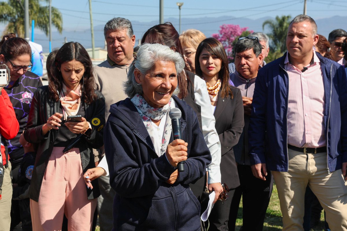 🌳 En el Día del Árbol, la intendenta <a href="/RossanaChahla/">Rossana Chahla</a> encabezó una jornada de mega forestación en el barrio Manantial Sur, donde junto a funcionarios y vecinos se plantaron más de 1.000 árboles 🌱