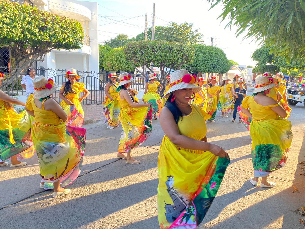 RadNalCo's tweet photo. #MiPaís 🎉 A esta hora en Fonseca, la tierra de cantores de La Guajira 🌞🎶, se desarrolla el desfile inaugural de la versión número 51 del Festival del Retorno. 🪗 https://t.co/IwePaGRGce