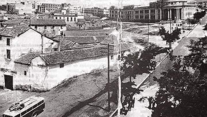 #EfemeridesGranadinadinas A unas semanas de la inauguración del nuevo curso escolar os traigo esta fotografía de la Avd de Madrid corresponde a 1944 (barrio de San Lázaro de La Cruz Blanca). En ese año, y curso universitario se inaugura un día como hoy la nueva