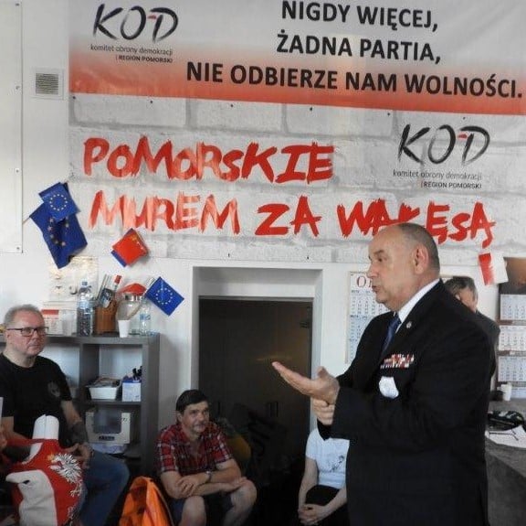Solidarność była polską ideą powszechnej zgody na pokojowe zrzucenie po jałtańskich kajdan i partyjnego zniewolenia narodu w marszu do wolności.
Jest też podarunkiem dla świata, polską drogą walki na argumenty przy okrągłym stole, a nie na przemoc i trupy.

Kiedy dzisiaj patrzę