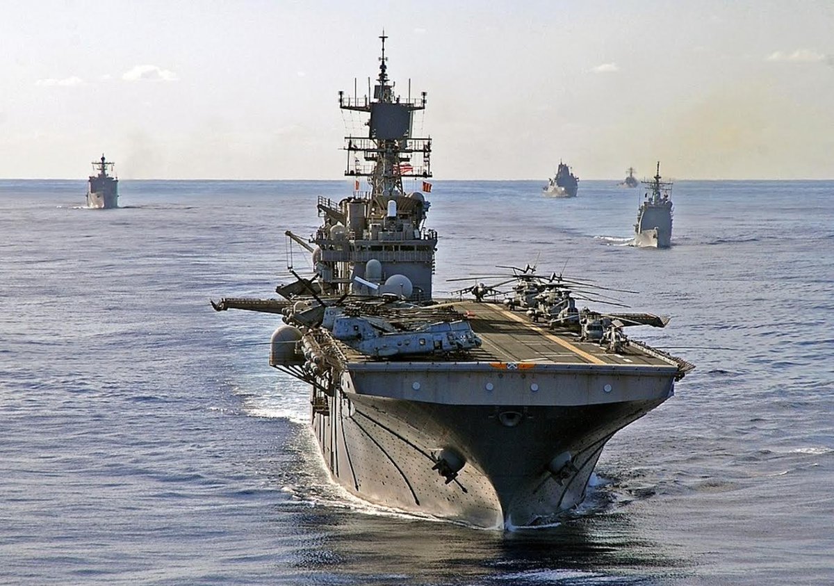 La caza del Cártel de los Soles

USS Iwo Jima (LHD-7)
Buque de Asalto Anfibio

El 23 de agosto de 2025, el Iwo Jima fué desplegado en el Mar Caribe Venezolano, frente a las costas de la República Bolivariana de Venezuela, al este de la isla de Curacao. Con la misión de