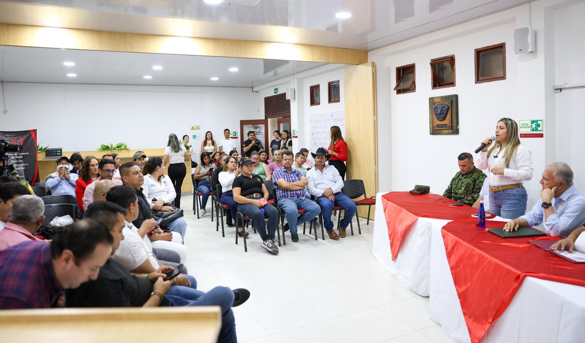 En #Pitalito firmamos un convenio con el Comité Departamental de Cafeteros que permitirá la renovación de 3.515 hectáreas de cafetales, equivalentes a 19,3 millones de árboles, en los 35 municipios productores del #HuilaGrande. Esta inversión de $5.255 millones fortalecerá la