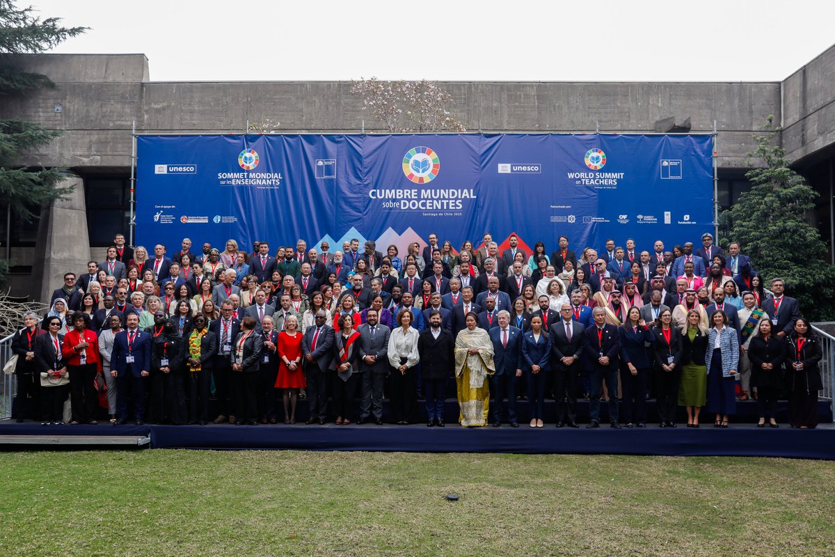 Embajadora <a href="/EUAmbChile/">Claudia Gintersdorfer</a> participó en la 1° jornada de la Cumbre Mundial sobre Docentes de <a href="/UNESCO/">UNESCO 🏛️ #Education #Sciences #Culture 🇺🇳</a>, junto al Presidente <a href="/GabrielBoric/">Gabriel Boric Font</a> y la Vicesecretaria General <a href="/ONU_es/">Naciones Unidas</a>, <a href="/AminaJMohammed/">Amina J Mohammed</a>.  

Cita convoca a delegaciones de 50 países para abordar el desafío de la escasez de docentes.
