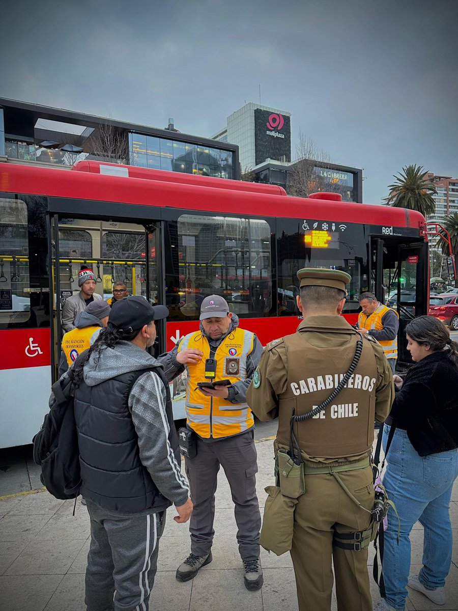 Carabineros Prefectura Oriente (@carabproriente) on Twitter photo #Ñuñoa: Carabineros de la 18ª Comisaría, en conjunto con personal <a href="/MTTChile/">Ministerio de Transportes y Telecomunicaciones</a>, realizan fiscalizaciones en arterias principales de la comuna, con el fin de verificar el debido cumplimiento de normativa legal vigente.
#LaPrevenciónEsNuestraEsencia. #Ñuñoa: Carabineros de la 18ª Comisaría, en conjunto con personal <a href="/MTTChile/">Ministerio de Transportes y Telecomunicaciones</a>, realizan fiscalizaciones en arterias principales de la comuna, con el fin de verificar el debido cumplimiento de normativa legal vigente.
#LaPrevenciónEsNuestraEsencia.