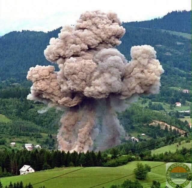 за преговарачки сто”.
За бомбардовање Пала, Јахорине, Хаџића, Вогошће, Илијаша и Братунца, који су била под контролом ВРС, НАТО злочинци су користили осиромашени уранијум, а од његових последица умрло је највише бивших становника општине Хаџићи који су се, након потписивања