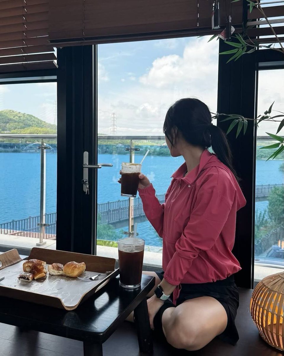 静かな湖畔を走る時間🌊
週末の小さな幸せを感じられる💖