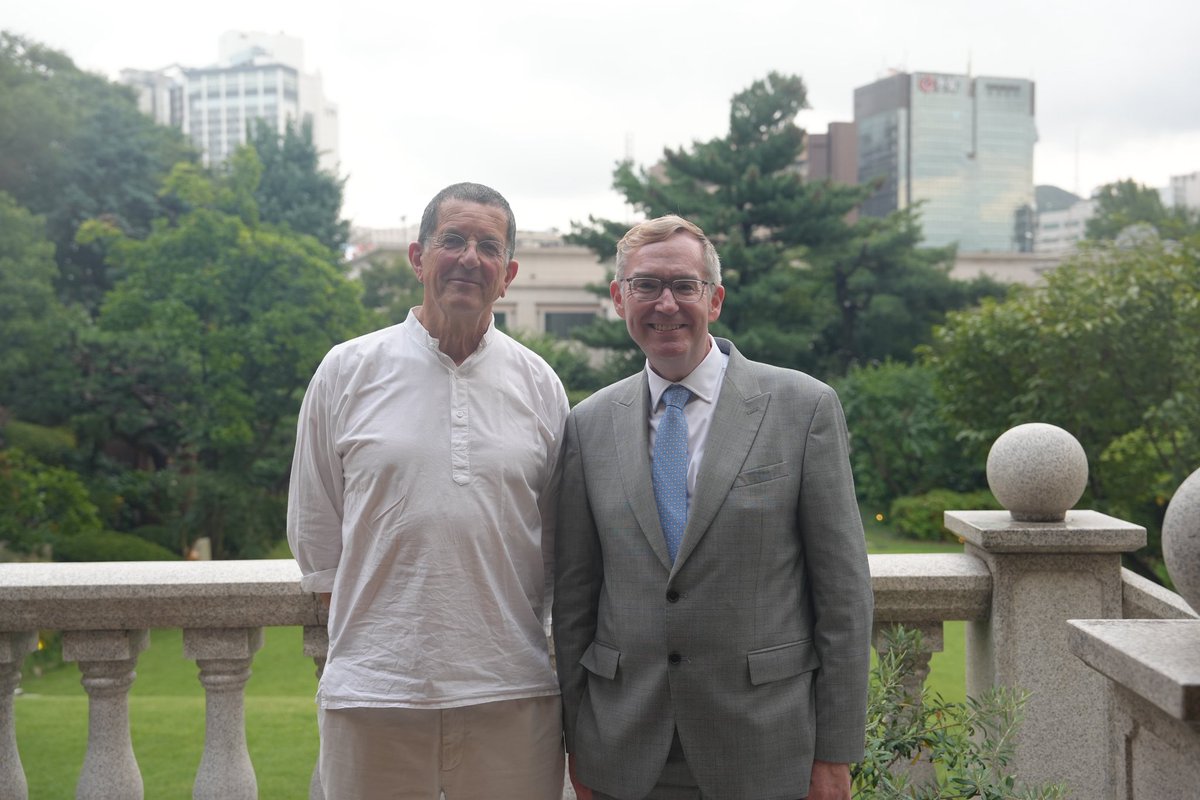 Pleased and proud to welcome Anthony Gormley to the Residence yesterday and hear about his many projects in Korea!