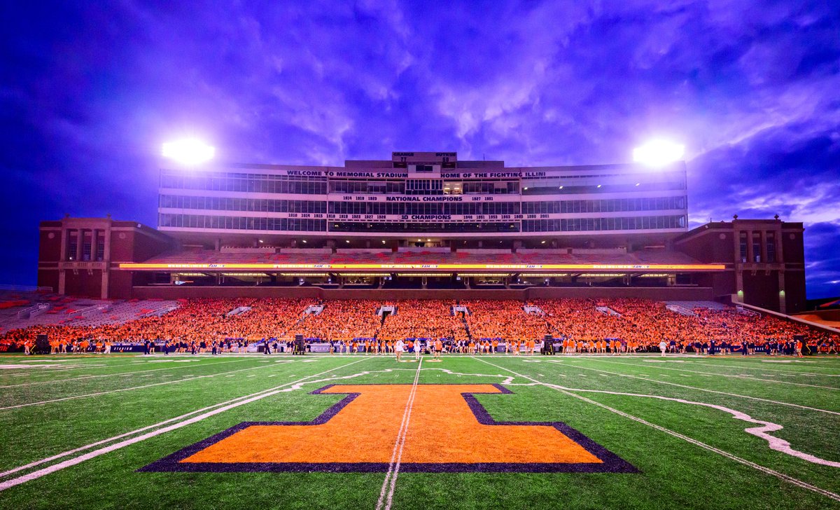 FRIDAY NIGHT LIGHTS! 🏈✨

From new fan experiences to greener gamedays with the “Be Orange, Go Green” program, check out 7 enhancements to look for at Memorial Stadium here: fightingillini.com/news/2025/8/22…

🧡📣🏟️💙🏈