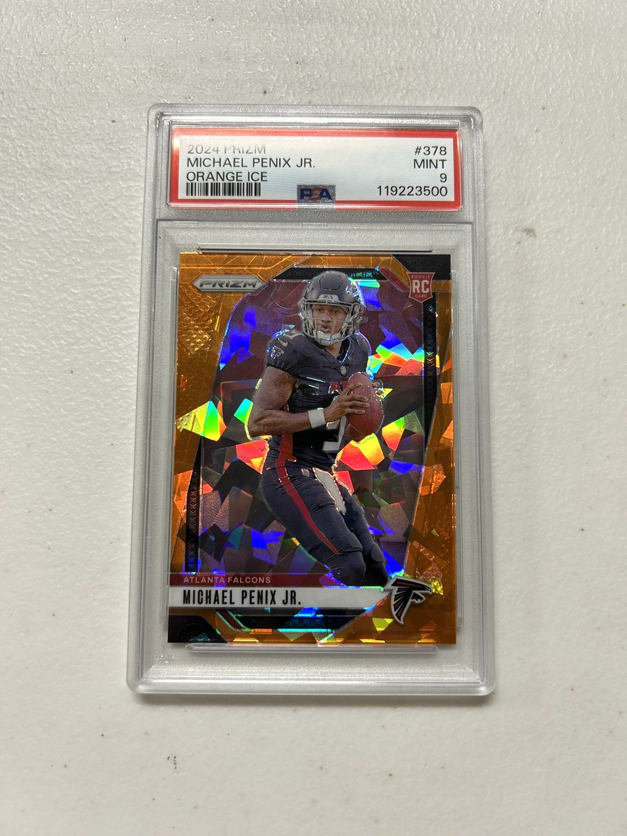‼️‼️‼️NFL giveaway‼️‼️‼️

I am only 19 followers away from 800 🔥and with the NFL season starting this week there’s no better time 🏈🏈

So let’s get me to 800 followers by Thursdays game and I will giveaway the Sam Darnold RWB PSA 9 

If I get to 900 followers I will also be