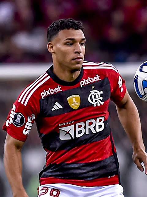 Oliveira32Pablo's tweet photo. #Santos avança nas negociações para o empréstimo do meia #VictorHugo.
#AlexandreMattos, diretor de futebol do Santos, entrou em contato com #JoséBoto, diretor executivo do #Flamengo.
Há poucos detalhes a serem resolvidos antes que o jogador se torne um novo atleta do peixe https://t.co/zcJvo6QrHN
