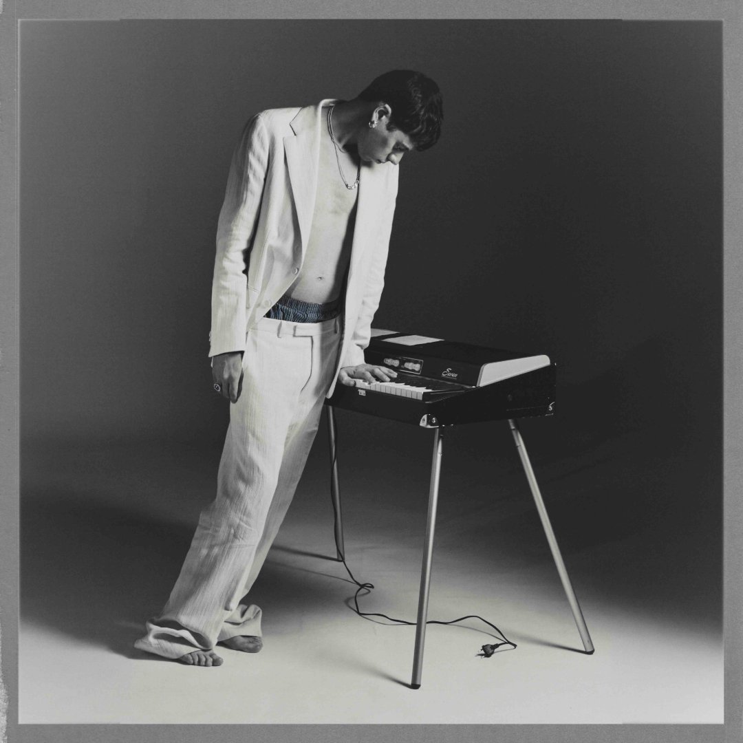 MusicWire_'s tweet image. Jelle Denturck (frontman of DIRK.) steps out as Dressed Like Boys—born from self-reflection and self-acceptance. Watch the “Pinnacles” video and spin the self-titled debut album now. Link in bio.

📸 : Sieme Hermans
#DressedLikeBoys #JelleDenturck #Pinnacles