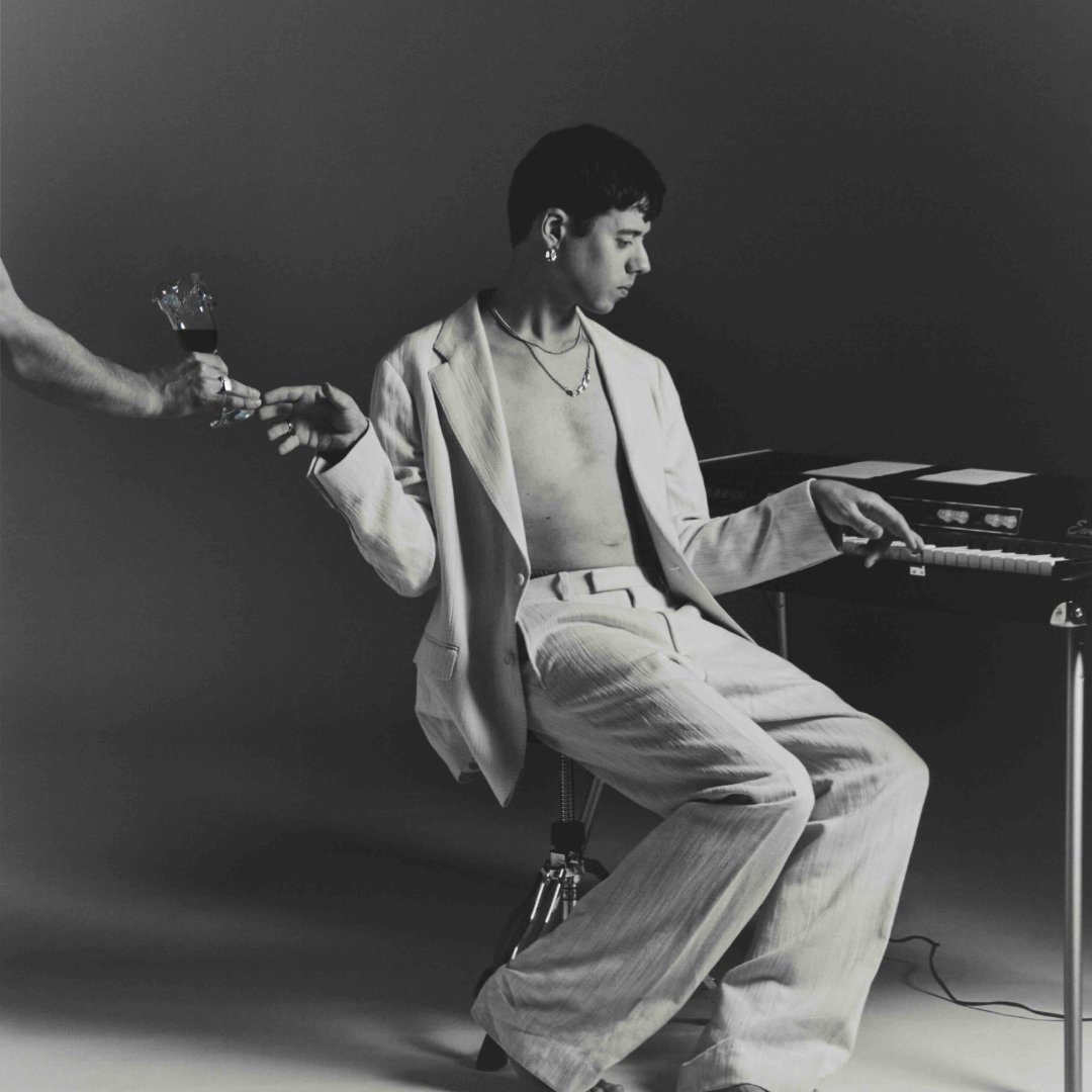 MusicWire_'s tweet image. Jelle Denturck (frontman of DIRK.) steps out as Dressed Like Boys—born from self-reflection and self-acceptance. Watch the “Pinnacles” video and spin the self-titled debut album now. Link in bio.

📸 : Sieme Hermans
#DressedLikeBoys #JelleDenturck #Pinnacles