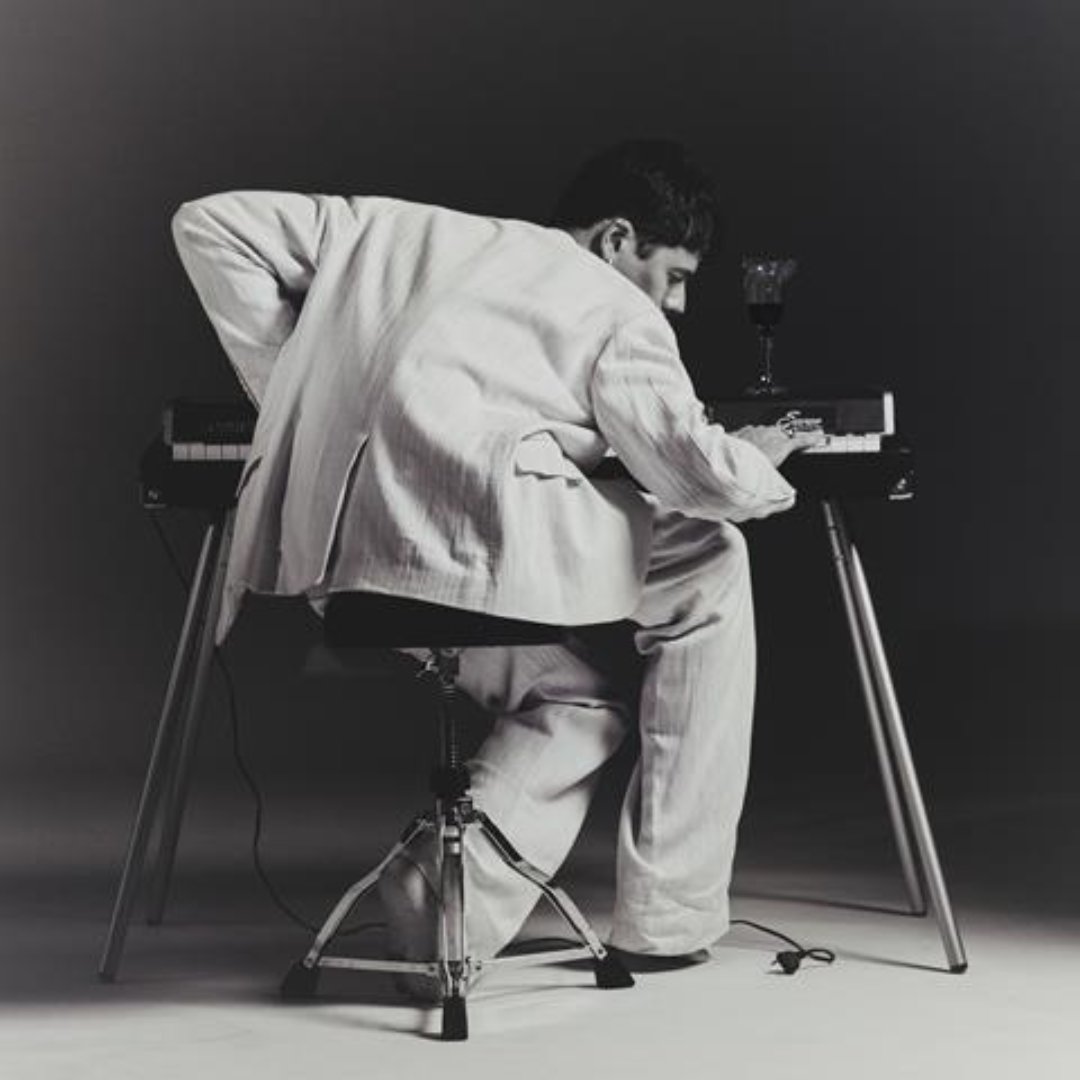 MusicWire_'s tweet image. Jelle Denturck (frontman of DIRK.) steps out as Dressed Like Boys—born from self-reflection and self-acceptance. Watch the “Pinnacles” video and spin the self-titled debut album now. Link in bio.

📸 : Sieme Hermans
#DressedLikeBoys #JelleDenturck #Pinnacles