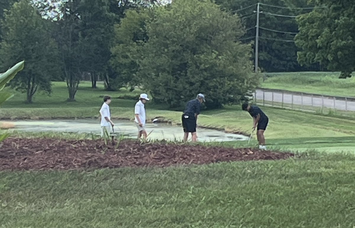 The 9/10 team played SE Polk at Blank GC. Alex Fletcher and Finley Bartlam on hole 18 vs two opponents.