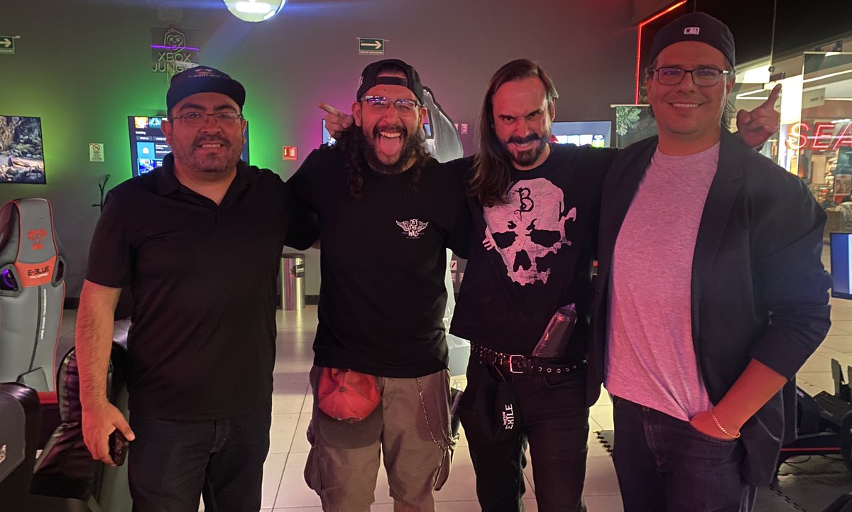 No podía dejar de compartir la foto con <a href="/El_Thrash/">Thrash Gaming</a>, <a href="/Rodo_el_Vikingo/">Rodrigo Martínez</a> y Andro. Buen viernes para jugar Path of Exile II.