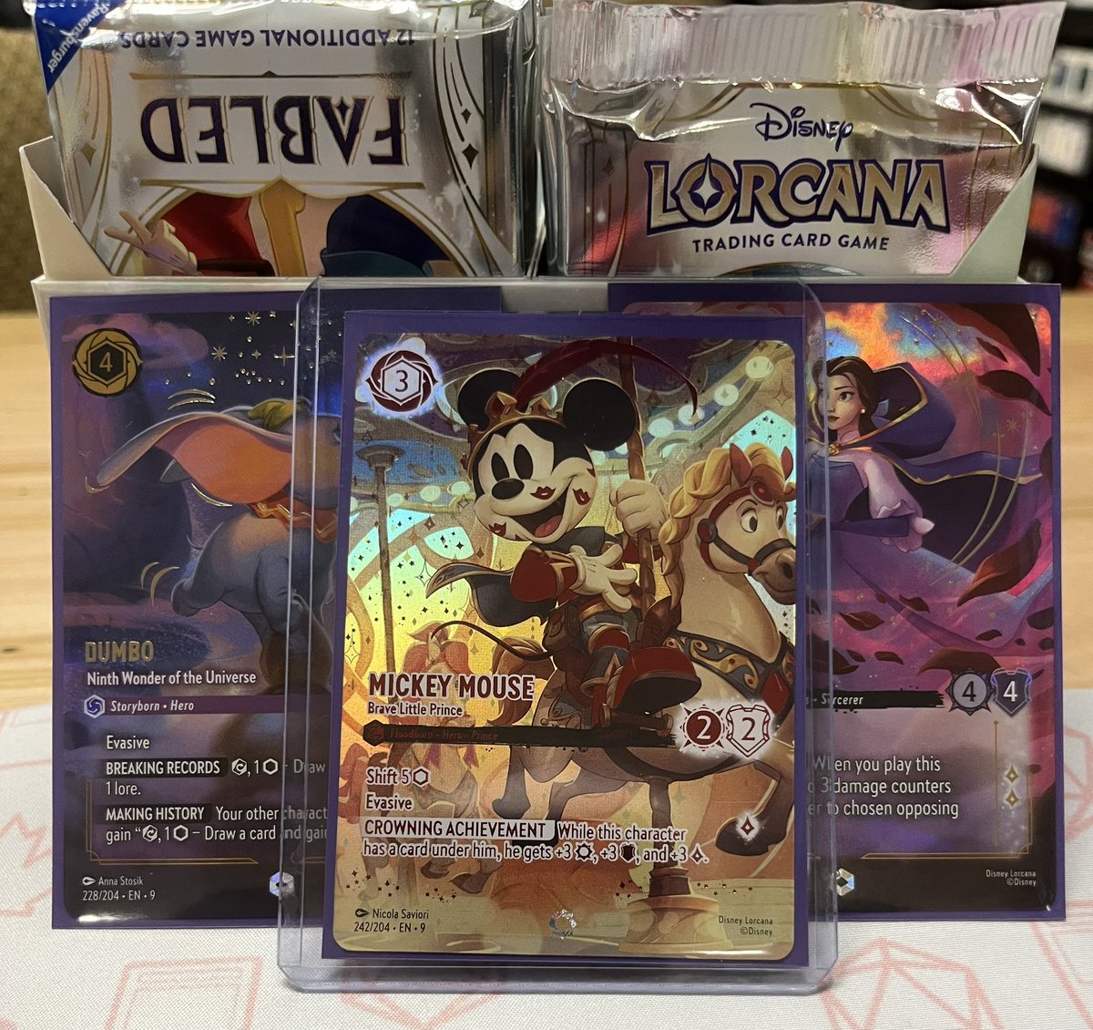 LorcanaHabibi's tweet image. Was doing the live unboxing today - I blind ripped a pack—ended up being a LILO Super rare, decided to do role play of stitch weeping over Lilo’s death while holding a pack. 

The next pack I open … 

⭐️ Iconic Mickey Mouse!⭐️

@DisneyLorcana 

#Lorcana #FABLED #iconic