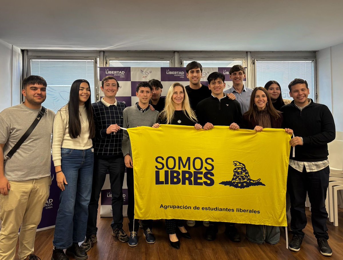 Pilar Ramírez (@pilarramirezmpr) on Twitter photo Junto a <a href="/KarinaMileiOk/">Karina Milei</a> bancamos a los jóvenes de <a href="/SomosLibresUBA/">Somos Libres</a> que en la Facultad de Derecho se plantaron frente a los kirchneristas violentos.
Están desesperados, solo les queda la violencia. NO NOS VAN A FRENAR.
Ahora o nunca: La Libertad Avanza o la Argentina retrocede. Junto a <a href="/KarinaMileiOk/">Karina Milei</a> bancamos a los jóvenes de <a href="/SomosLibresUBA/">Somos Libres</a> que en la Facultad de Derecho se plantaron frente a los kirchneristas violentos.
Están desesperados, solo les queda la violencia. NO NOS VAN A FRENAR.
Ahora o nunca: La Libertad Avanza o la Argentina retrocede.