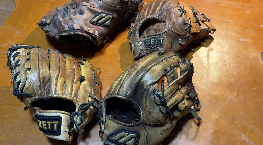 私の工房に来た歴史と思い入れのあるグラブ達😌しぅかりと向き合い最善の加工を施していきます！
どれも簡単な作業ではありません！
最新の注意を払い成功させます🤝

各グラブの紹介をしています▼
youtu.be/tpch5LdKMT4