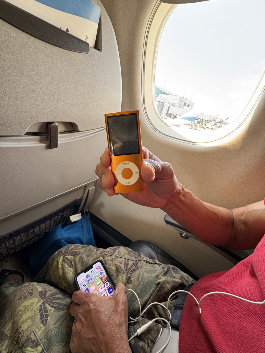 OnlineCarlo's tweet photo. my dad is different @AlaskaAir 🍊 https://t.co/yHndYTaHbz