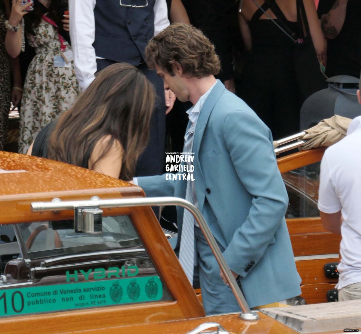 agarfield_com's tweet image. 📸 Andrew Garfield with Monica Barbaro arriving at "After The Hunt" Premiere in Venice on August 29.