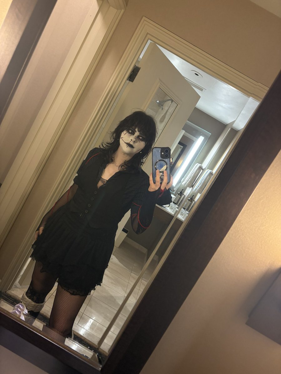 desert (goth) phantøm 🪰 tweet media