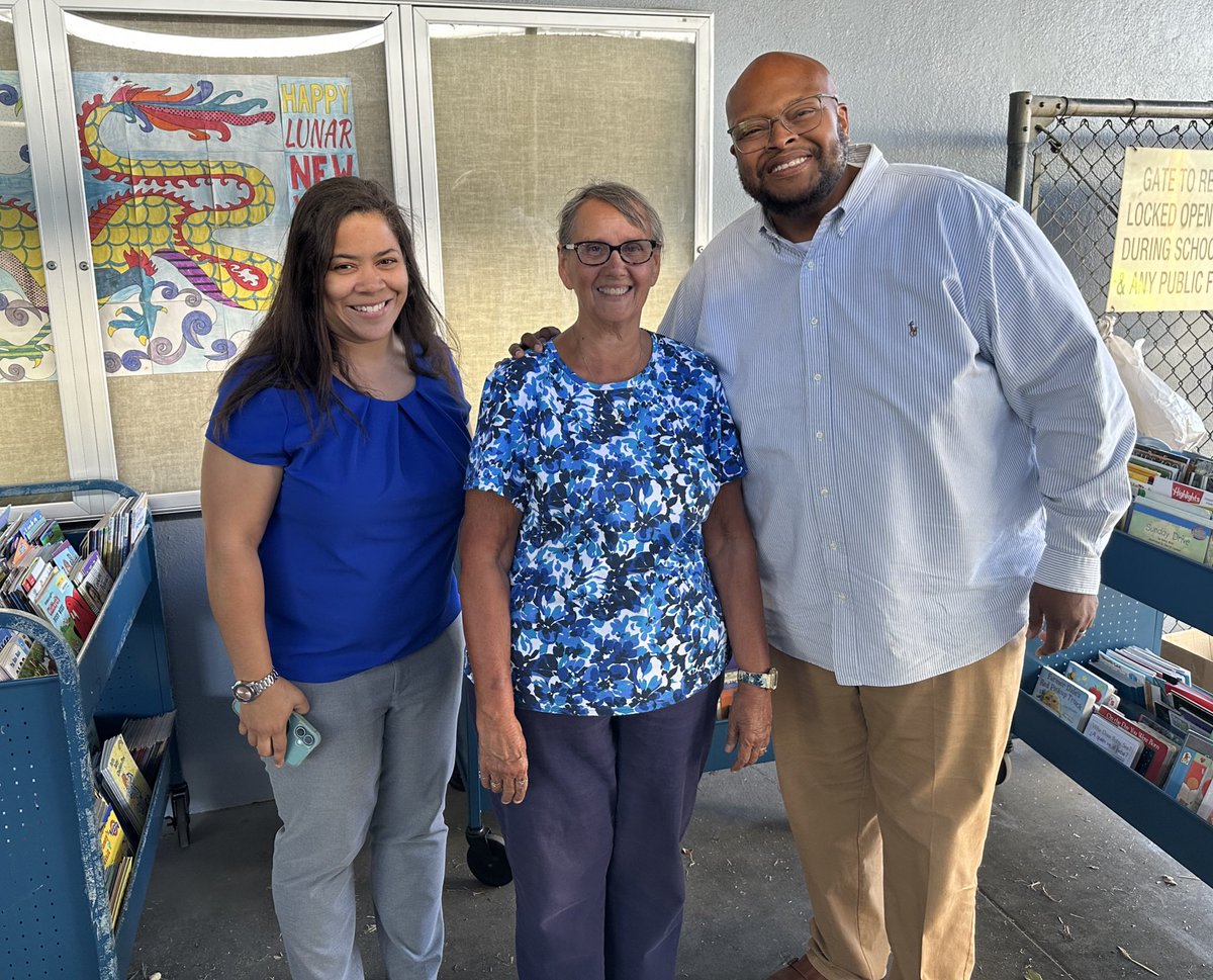 Thank you to our board member, Debra Mason, for always showing school spirit and supporting our students. As a proud Bel Air alum, she made Back To School Night even more special! #BelAirBears 💛💙🐻 <a href="/MtDiabloUSD/">MDUSD</a>