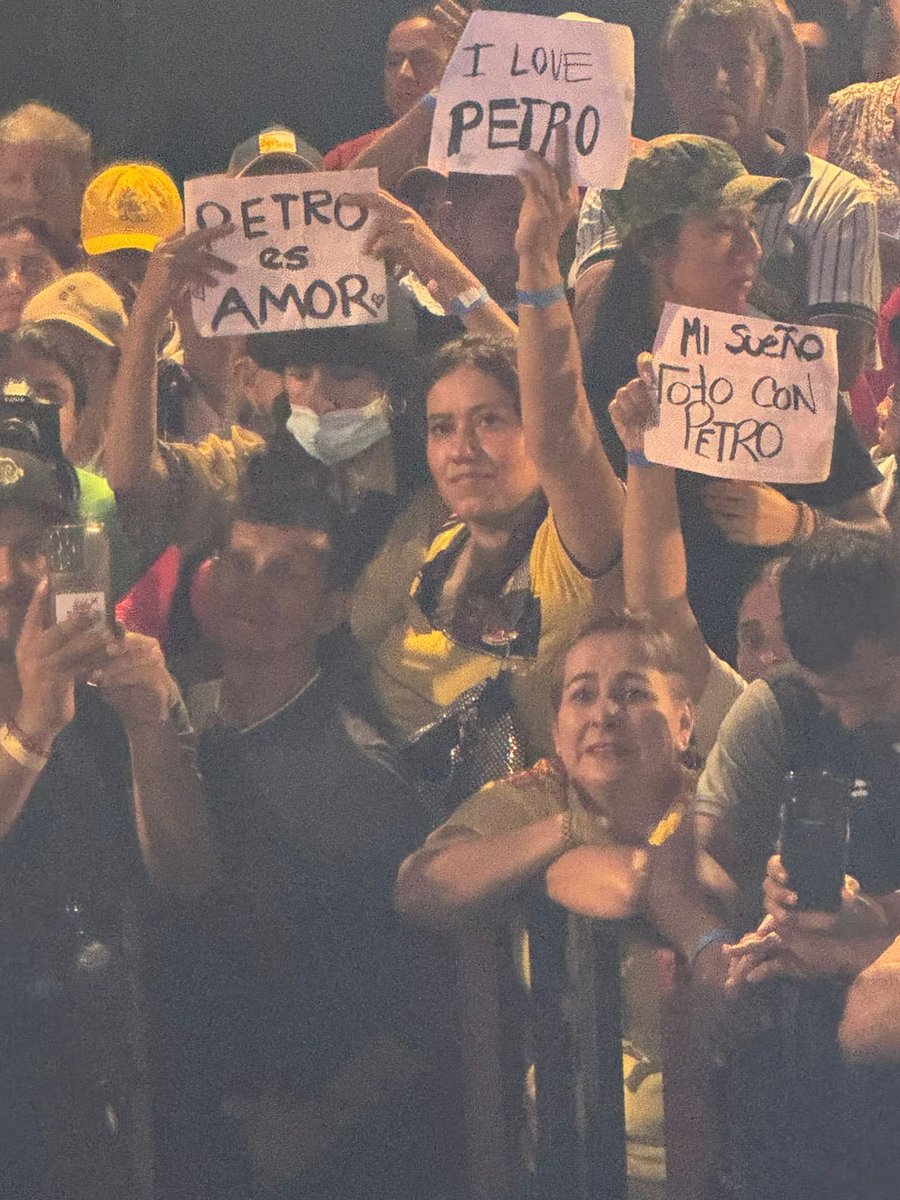 El pueblo colombiano ama al presidente <a href="/petrogustavo/">Gustavo Petro</a>.