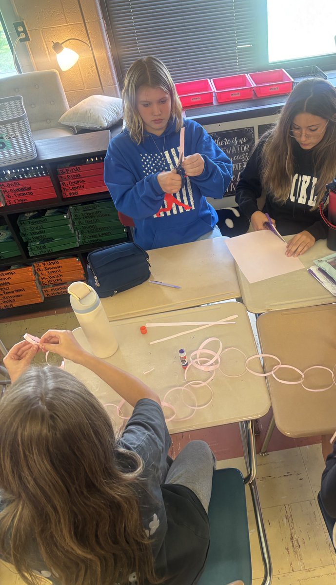 MathWithMsBretz's tweet image. Just now getting to posting our 1st day team activity from class. 

Groups were given the same size of construction paper and time and tasked to work together to see who could come up with the longest paper chain. It was so fun to see their different strategies and solutions. 🧠