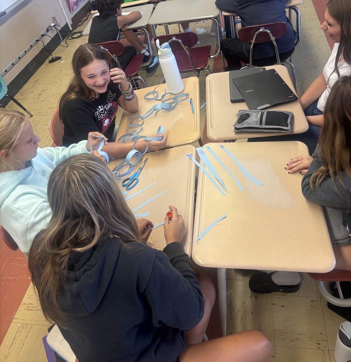 MathWithMsBretz's tweet image. Just now getting to posting our 1st day team activity from class. 

Groups were given the same size of construction paper and time and tasked to work together to see who could come up with the longest paper chain. It was so fun to see their different strategies and solutions. 🧠