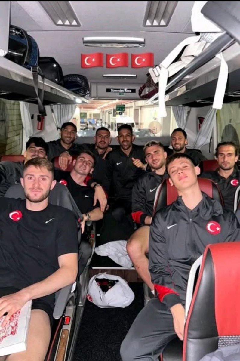 oglum masanın kendisi biziz lan 😂