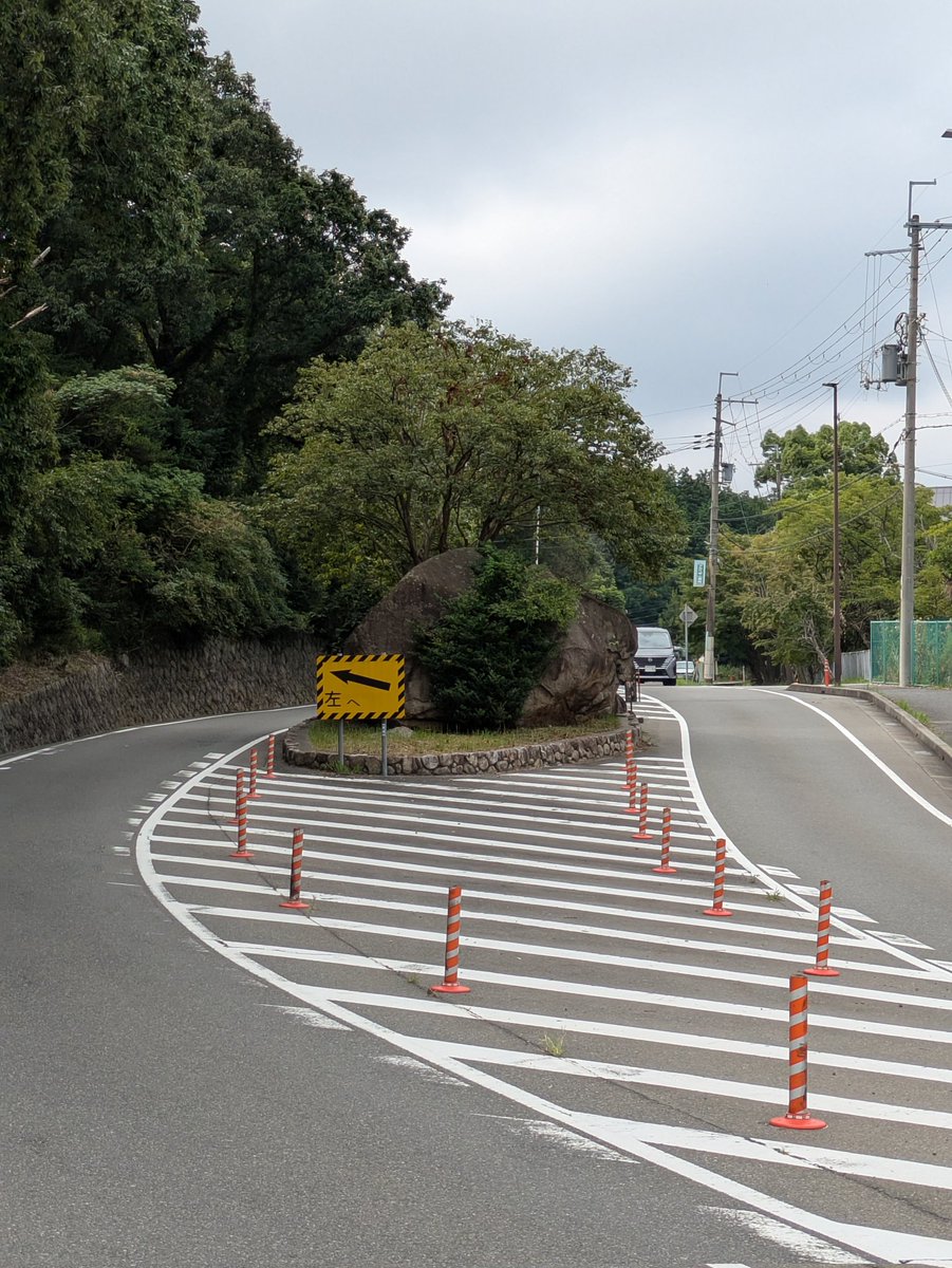 道の真ん中にでっかい岩
