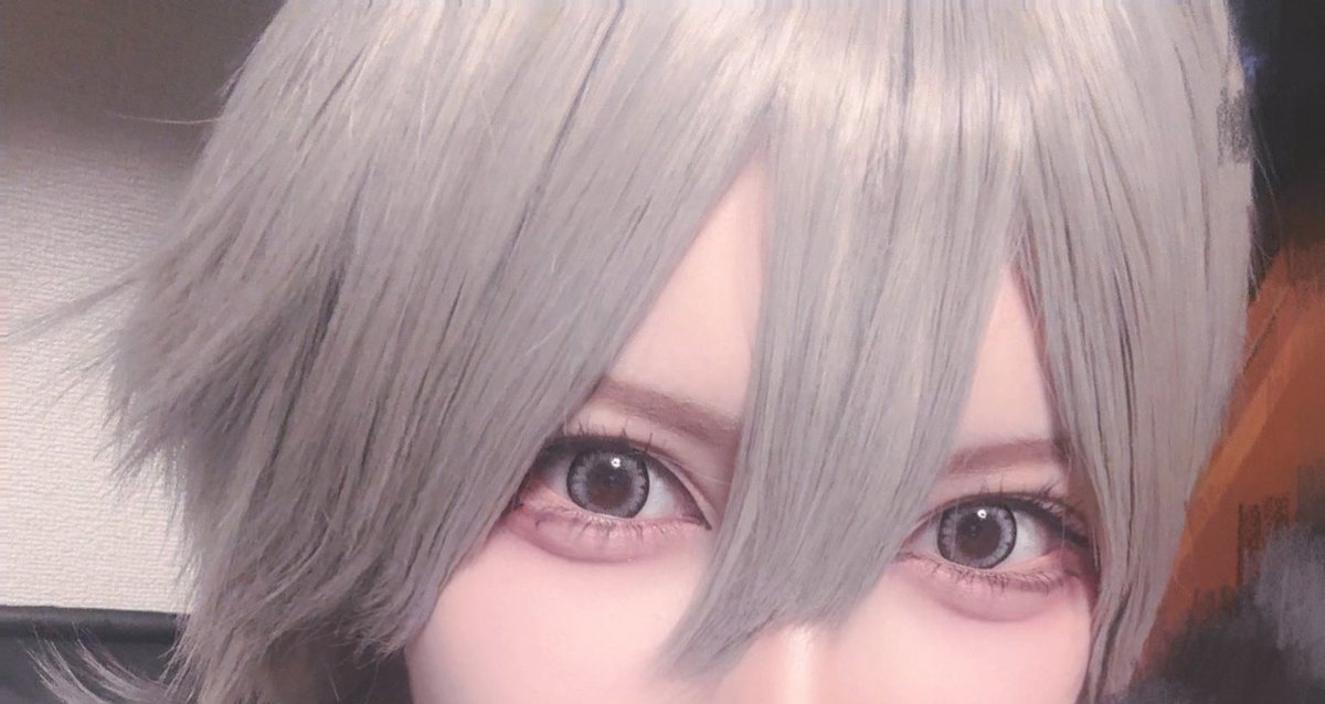これはコスプレメイクをしてみようと頑張ってみるも量産型日常メイクにしかならずただただ謎にウィッグかぶって発色のいいカラコンしてるだけになった儂
いちお言っとくと男装するつもりだった