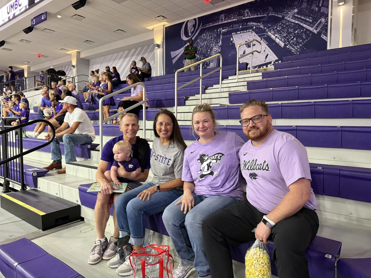 CoachMDriscoll's tweet image. .@kstatesports @KStateMBB at our first athletic event as family!!! @KStateVB …Go Cats!!! ...1-0!!!