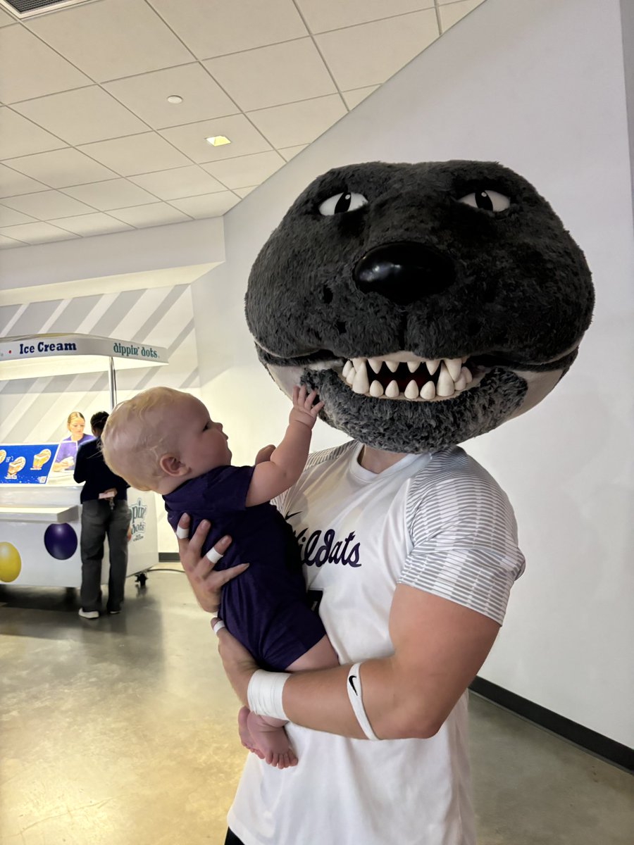 CoachMDriscoll's tweet image. .@kstatesports @KStateMBB at our first athletic event as family!!! @KStateVB …Go Cats!!! ...1-0!!!