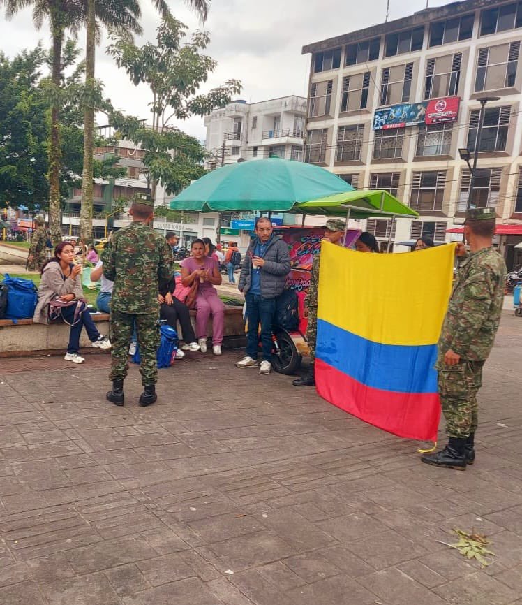 Ejercito_Div6's tweet photo. 🇨🇴 El #BASPC27 de la #Brigada27, con apoyo del #BAAID6, desarrolló la actividad #ConoceTuPatria en el parque Gral. Santander de #Mocoa.
👉 La comunidad aprendió sobre el valor de los símbolos patrios, fortaleciendo así la cultura y la identidad nacional. ✨ https://t.co/cjlW97aYA8