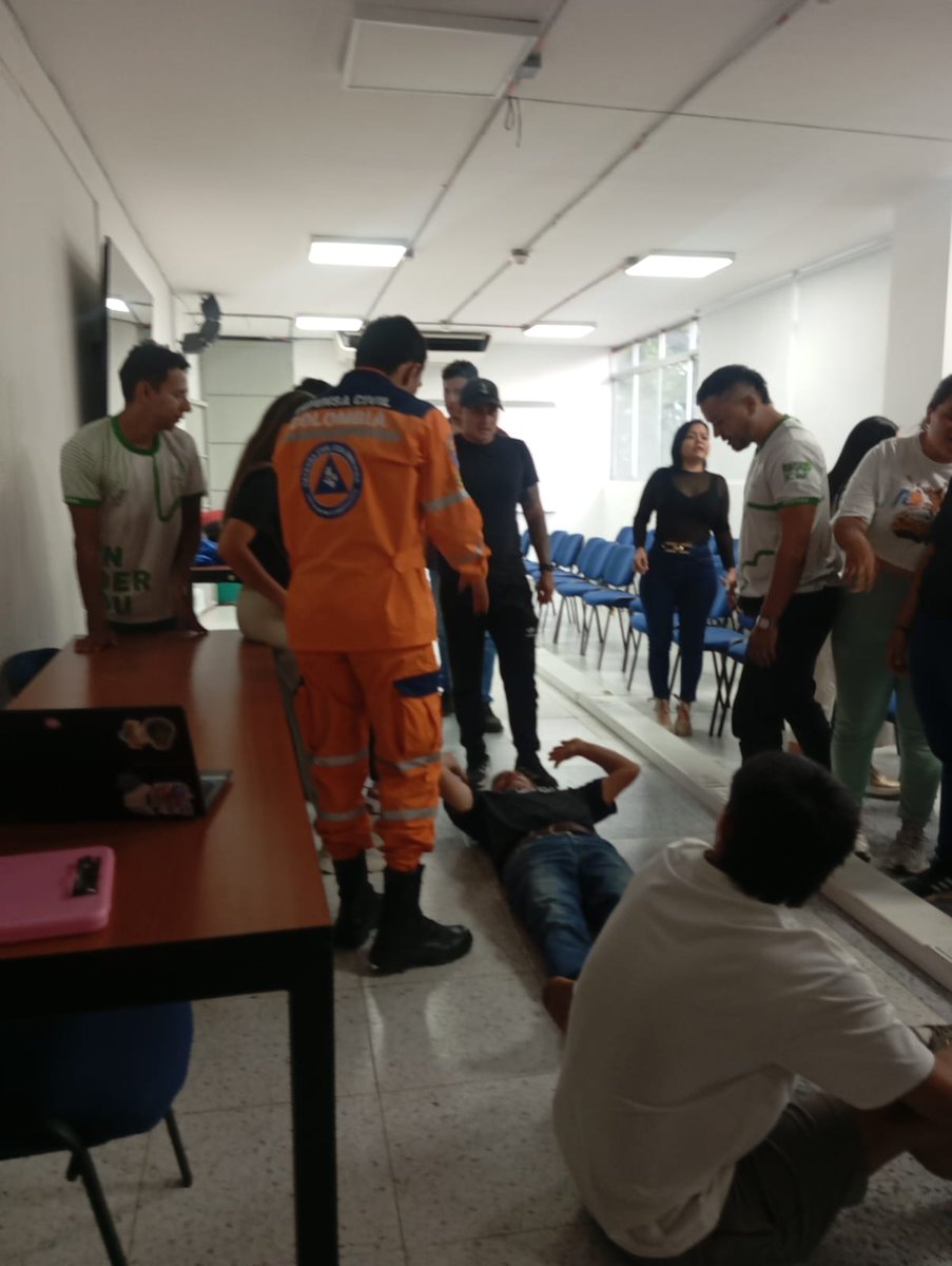 ComiteEscuela's tweet photo. Nuestra labor no cesa, continuamos llevando formación a diferentes sectores de nuestra comunidad. En esta oportunidad compartimos un espacio de formación con personal del Instituto de Recreación y Deporte de Bucaramanga INDERBU.
#DefensaCivilColombiana
#ComitéPalonegro https://t.co/5DM9vOJrrj
