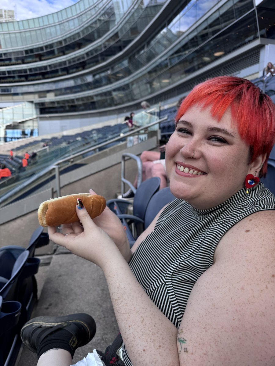 remember that girl from tumblr that threw up on gerard? this is her now at #mcrchicago feel old?????