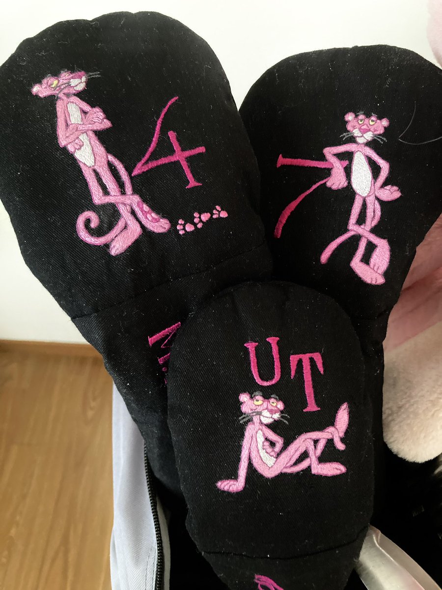 kasamaki_emb's tweet photo. ピンクパンサー　ゴルフヘッドカバー

昔買った市販のピンクパンサーのドライバーヘッドカバーに合わせて、ウッドとUTのカバーをつくりましてん🏌️‍♀️
名前刺繍入りで落としても安心ですねん

#刺繍 #ピンクパンサー #ゴルフ #ヘッドカバー https://t.co/lxlFUW8QaZ