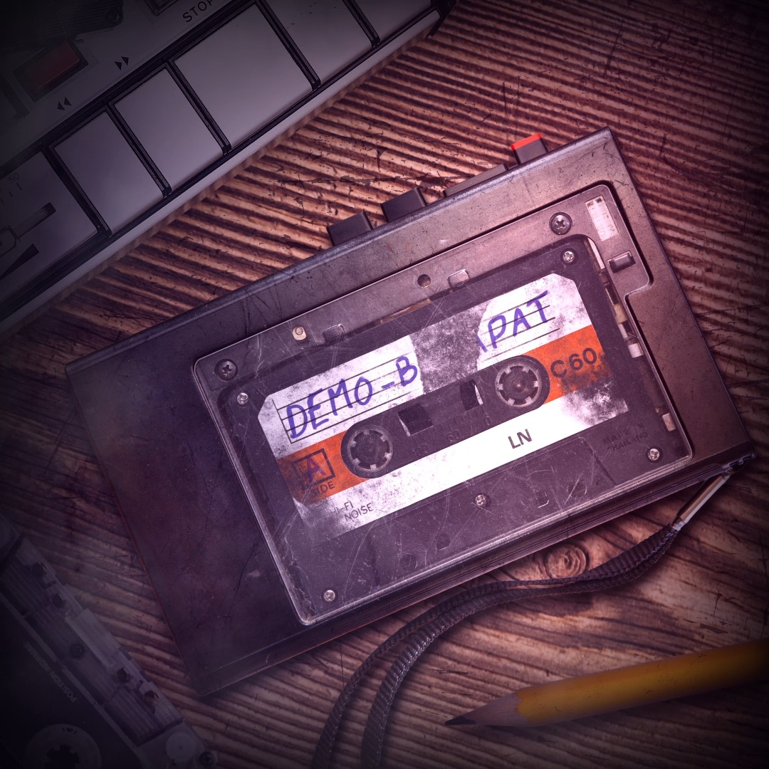 奥の楽屋には、カビ臭い古いオペラ衣装や割れたカセットテープが山積み