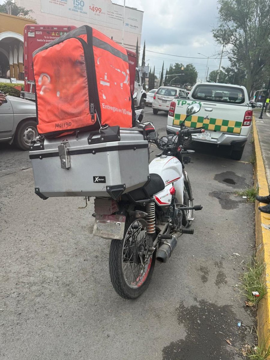 #TomaNota 📝

En Jalisco el servicio de transporte de personas en motocicletas de plataformas digitales no esta autorizado, se invita a la ciudadanía evitar usar este tipo de servicio.

🔍 Cabe mencionar que el equipo de Supervisión al Transporte Público, ya inició un operativo.
