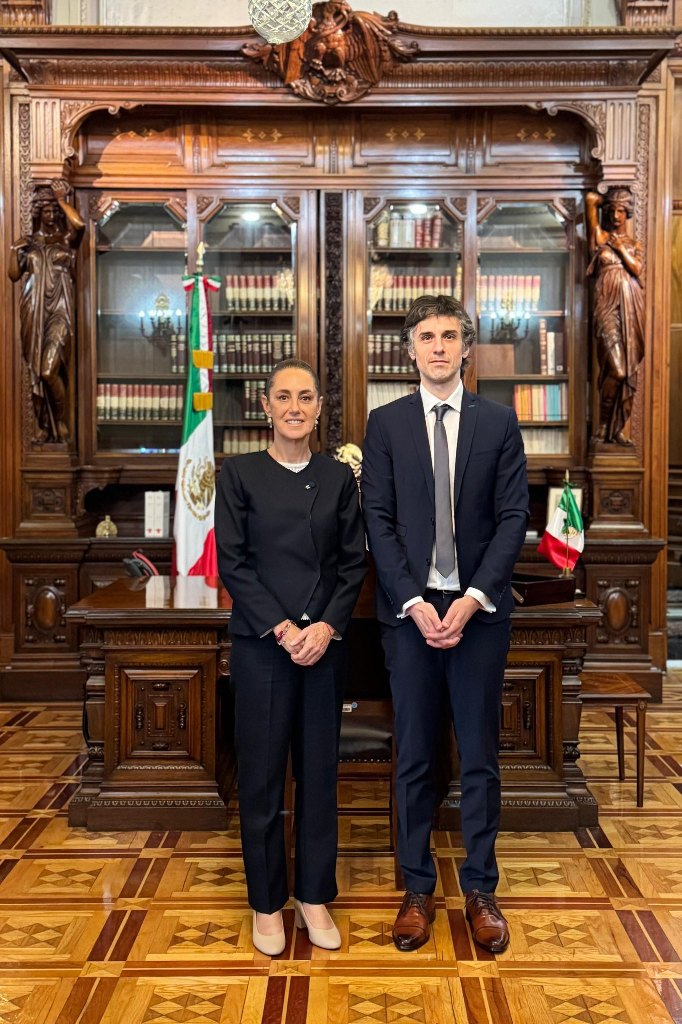 Pedro Castillo: la presidente Claudia Sheinbaumy el abogado del expresidente, Guido Croxatto posan tras reunirse en el Palacio Nacional (Foto: X).