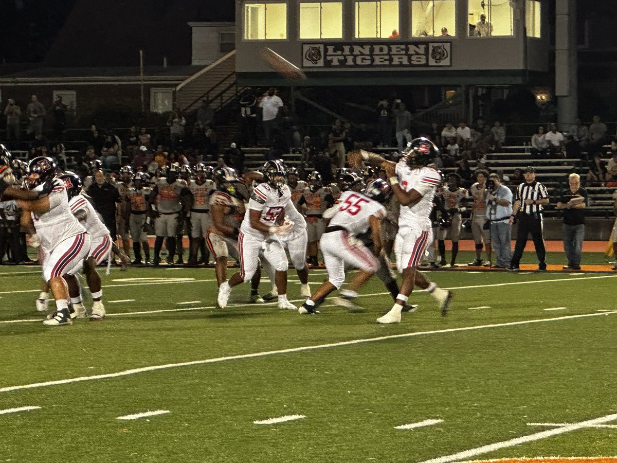 And <a href="/AriqueFleming7/">QB_Arique</a> airs it out left sideline for <a href="/QuameenWilliams/">Quameen Williams</a> 63 yds for the score.  35-7 <a href="/EHSMinutemenFB/">Elizabeth Foootball</a> iver <a href="/lindenfootball/">Linden HS Football NJ</a> 5:10/2nd.