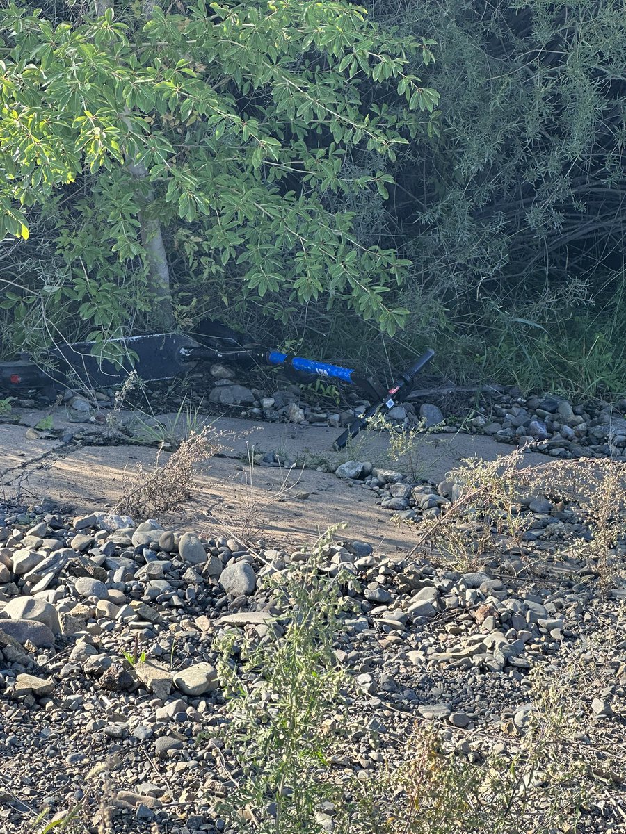 Энэ унаа хэн нэгнийг түгжрэлээс аварсан л байхдаа?! Нэг өглөө голын даланруу 3-г түлхчихсэн л харагдлаа. Унаж явсан нь ч, түлхсэн хүн нь ч энэ амьдралдаа өширхсөн, эсвэл сэтгэц эрүүлгүй биш байх нь