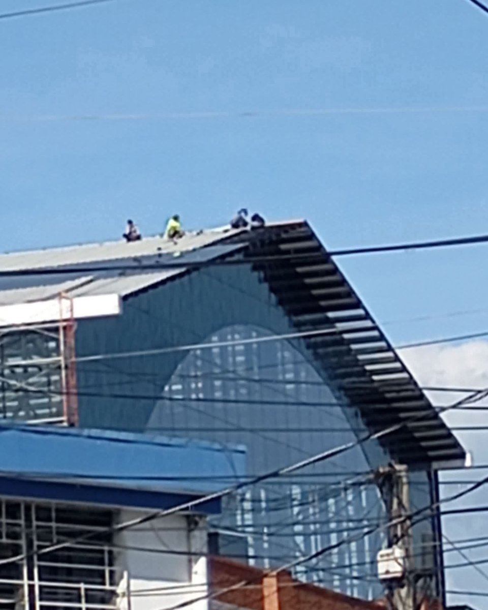 Vaya, para los que decían que era “mentira”. 

Ya están arreglando el techo del mercado San Miguelito. Ojalá esto esté incluido en los $34 milloncitos que costó.