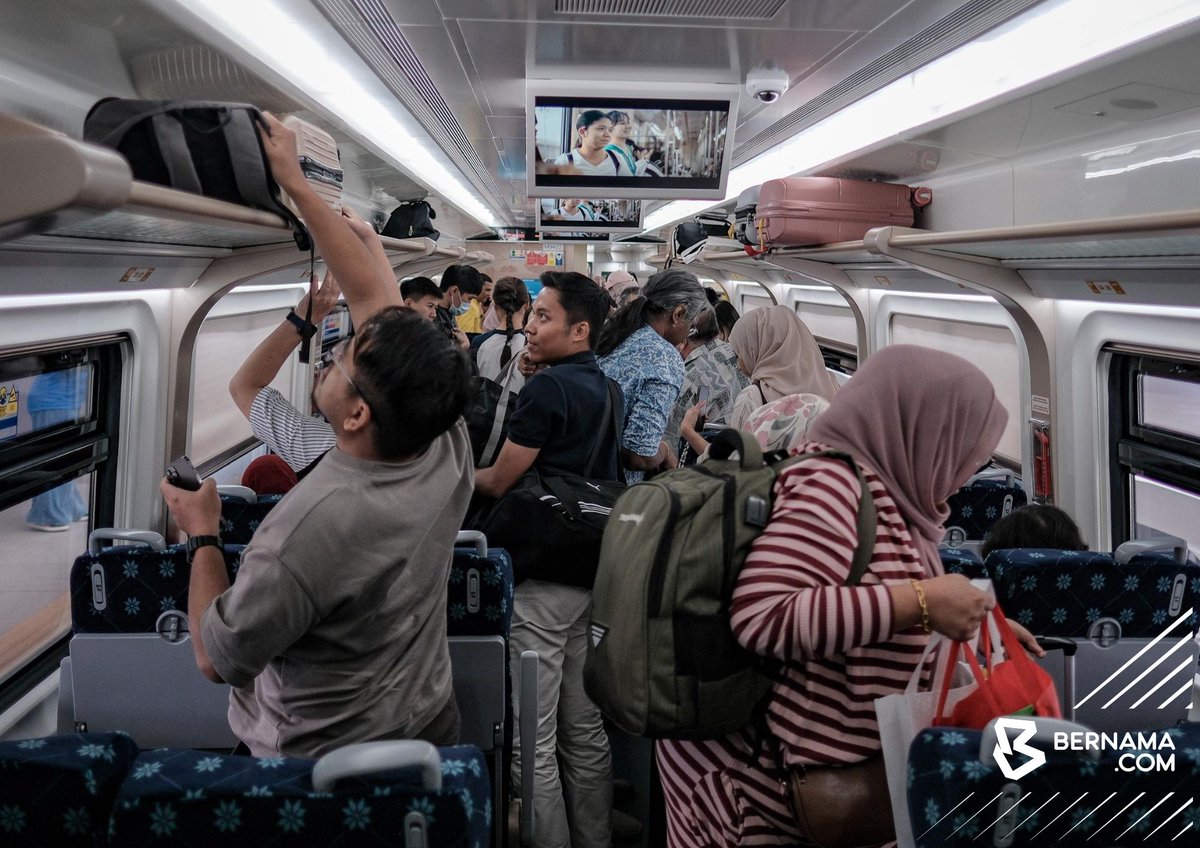 bernamadotcom's tweet image. #Johor #Kluang Perkhidmatan Tren Elektrik (ETS3) Keretapi Tanah Melayu Bhd (KTMB) bagi laluan selatan mula beroperasi hari, dengan tren pertama bertolak dari Stesen Kuala Lumpur Sentral (KL Sentral) pada pukul 7.45 pagi tadi. 

Tren enam gerabak itu tiba di Stesen Keretapi Kluang…