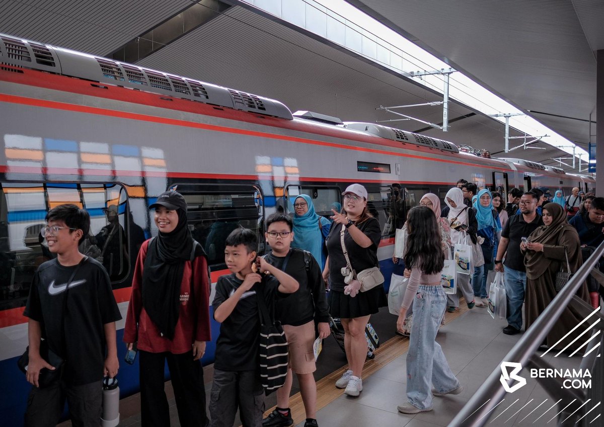 bernamadotcom's tweet image. #Johor #Kluang Perkhidmatan Tren Elektrik (ETS3) Keretapi Tanah Melayu Bhd (KTMB) bagi laluan selatan mula beroperasi hari, dengan tren pertama bertolak dari Stesen Kuala Lumpur Sentral (KL Sentral) pada pukul 7.45 pagi tadi. 

Tren enam gerabak itu tiba di Stesen Keretapi Kluang…