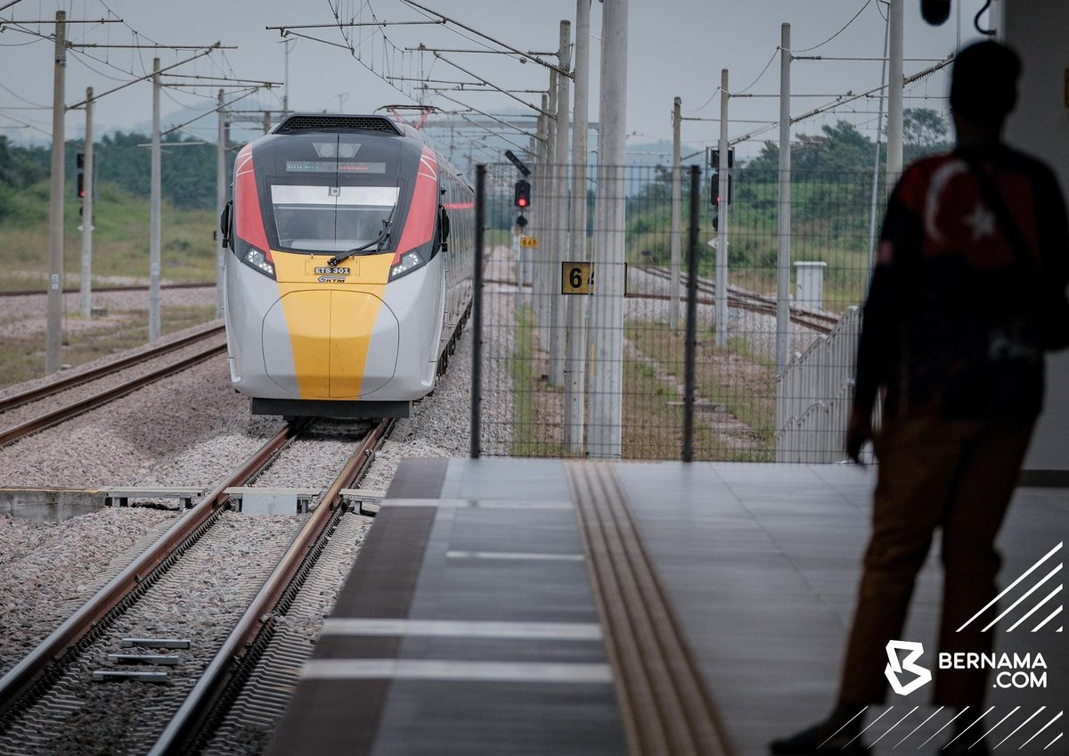 bernamadotcom's tweet image. #Johor #Kluang Perkhidmatan Tren Elektrik (ETS3) Keretapi Tanah Melayu Bhd (KTMB) bagi laluan selatan mula beroperasi hari, dengan tren pertama bertolak dari Stesen Kuala Lumpur Sentral (KL Sentral) pada pukul 7.45 pagi tadi. 

Tren enam gerabak itu tiba di Stesen Keretapi Kluang…