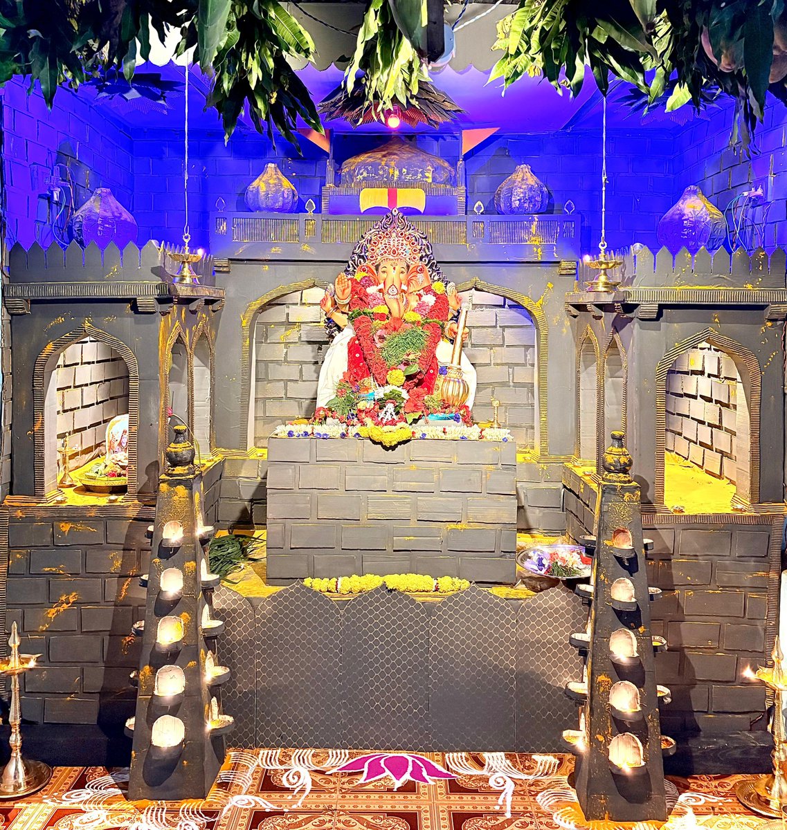 goanewshub's tweet image. Kothambikar Family's Beautiful Ganesh Decoration

The Kothambikar family from Kothambi Pale, Goa, has created a stunning Ganesh setup, showcasing their creativity and devotion during the Ganesh Chaturthi celebrations.
#GaneshChaturthi #Goa #FestiveDecor #Tradition #Devotion