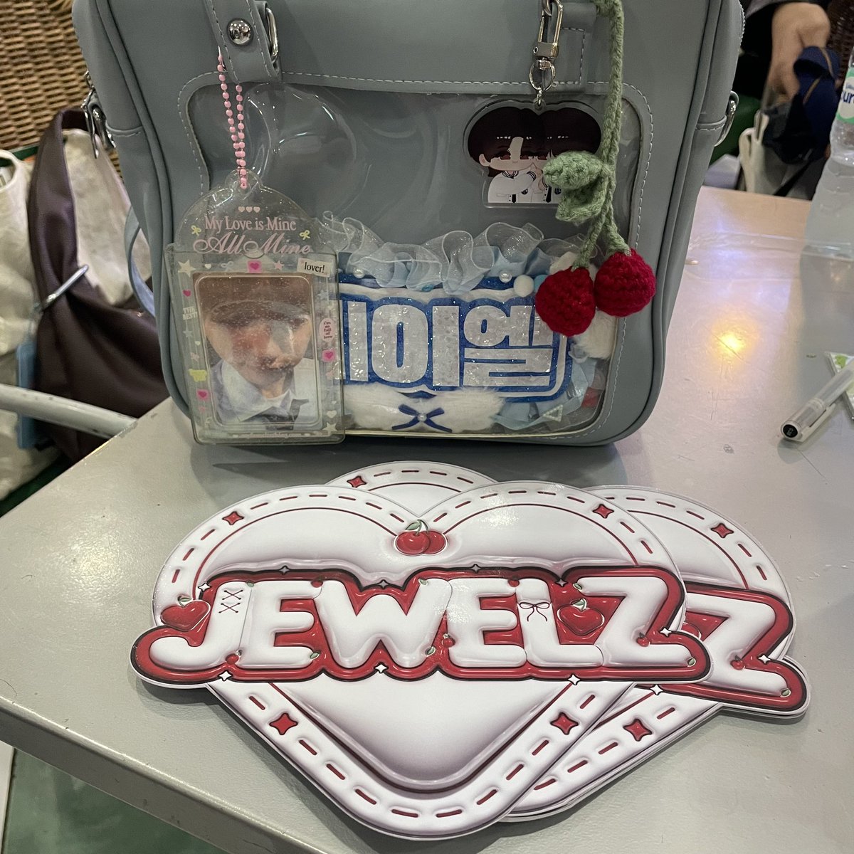 hi ! you can approach me at the foodcourt near eigth bowls to claim ur jewelz banner 🩵 just look for a table with this bag. see you ! 🍒

 #RENDEZVOUSinMANILA